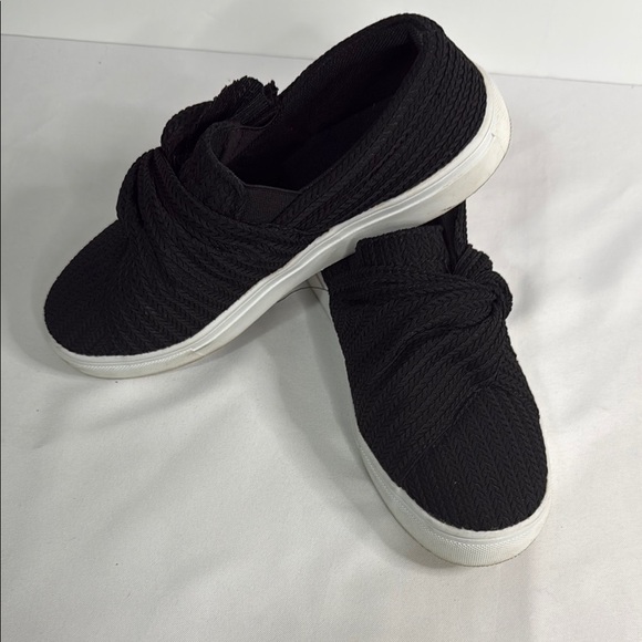 Black and White Minimalist Loafers with Slip-On Design - Picture 1 of 7